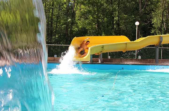 Verwarmd zwembad met glijbaan van 30 meter in de Ardennen