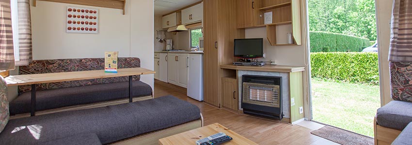 Wohnzimmer eines preisgünstigen Wohnmobils, günstiger Aufenthalt in den belgischen Ardennen