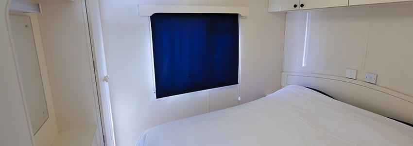 Schlafzimmer mit Doppelbett in einer günstigen Unterkunft auf dem Campingplatz Polleur