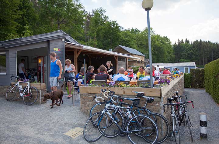 Restaurant des Campingplatzes Polleur mit gemütlicher Lounge-Terrasse