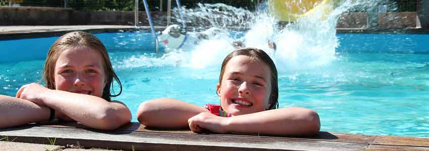 Verwarmd zwembad met glijbaan: gegarandeerd plezier!