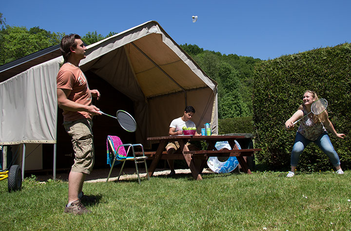 Cabane est une cabane de camping en bois pour 6 personnes.