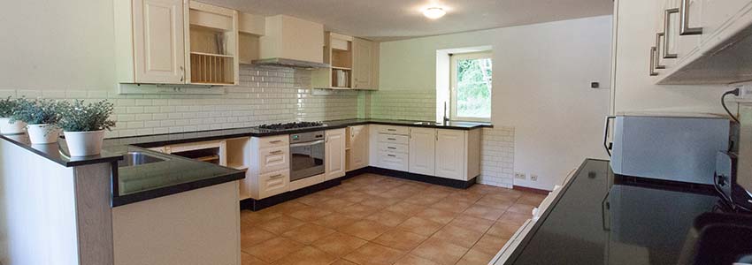 Large kitchen equipped with all necessary facilities in the cottage/country house