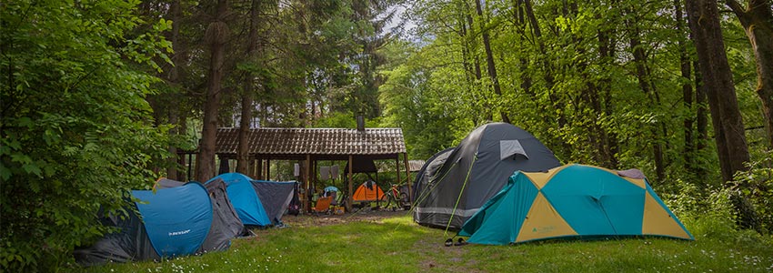 Geräumiger Biwakplatz für mehrere Zelte