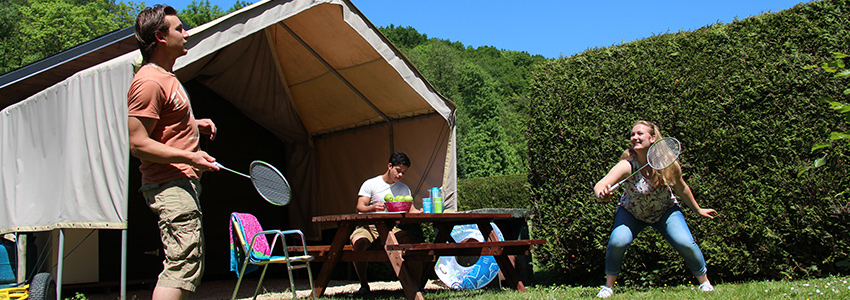 De cabane is een basic kampeerhut voor 6 personen